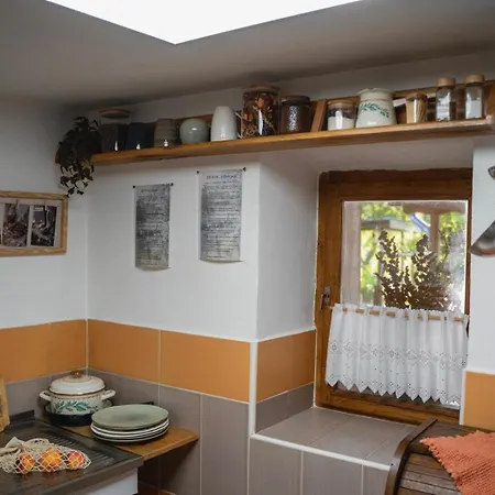 'monas' House *